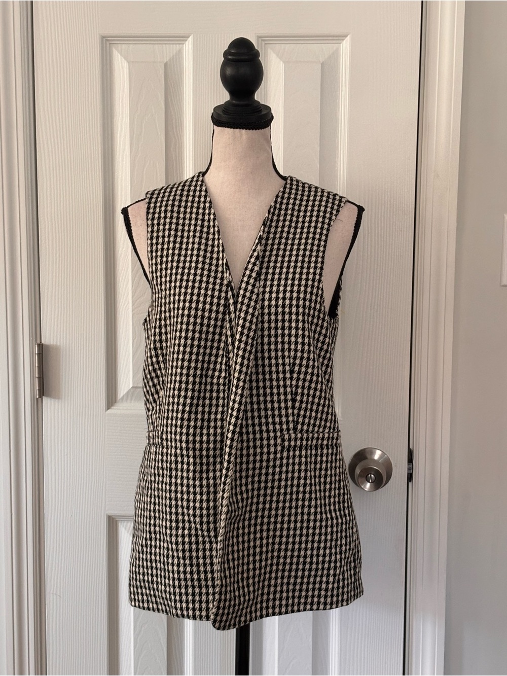 Sincerely Jules Black & White Houndstooth Sleeveless Blazer Vest - Picture 3 of 8